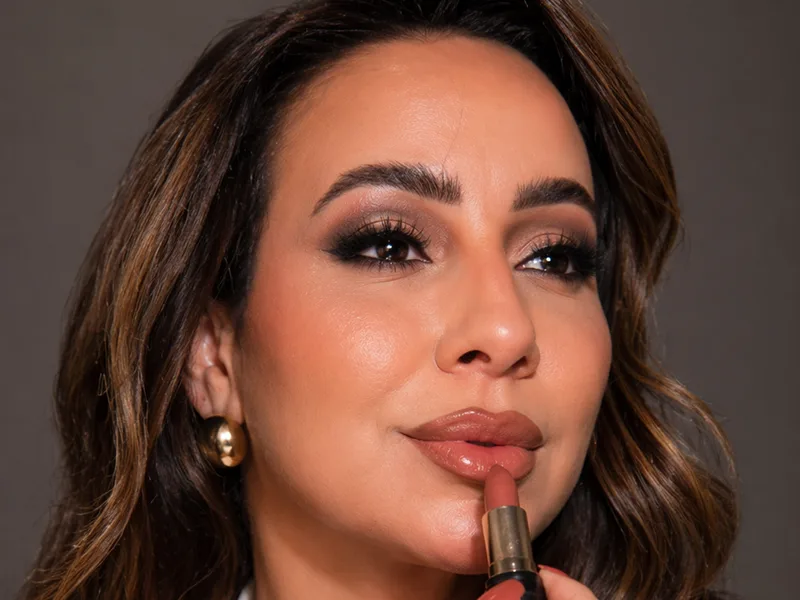 Rafaela Lopes passando batom